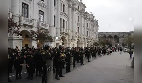 Miles de policías en marcha contra el Congreso. marcha