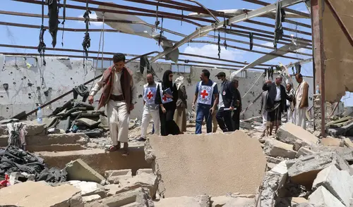Cruz Roja revisando los escombros de un edificio al norte de Yemen. Cruz Roja revisando los escombros de un edificio al norte de Yemen. Foto: AFP/Referencial