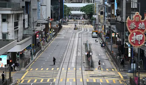 Las calles de Hong Kong lucen vacías ante la llegada del tifón. Foto: AFP