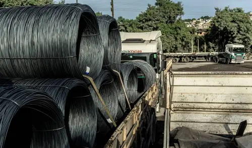 Más del 30 % del acero producido en el país se exporta, siendo Estados Unidos el principal destino comercial. Foto: composiciónLR/Bloomberg El único país de Latinoamérica que competirá con China y EE.UU. en la producción de acero para 2030