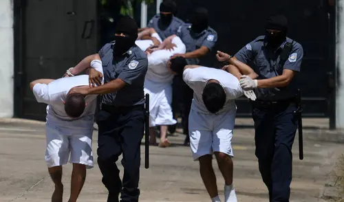 En El Salvador, la mayoría de miembros de 'Barrio 18' están en la cárcel de Bukele. Foto: AFP