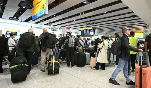 Ciberataque provocó largas colas de pasajeros en varios importantes aeropuertos de Europa. Foto: AFP