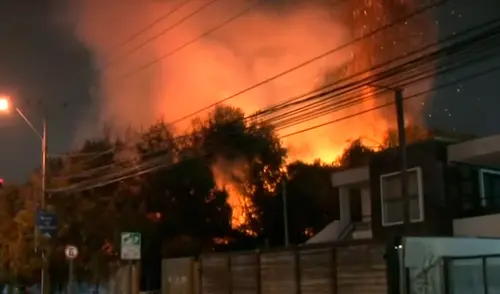 Hinchas de U. de Chile provocan incendio previo a duelo con Alianza Lima. Foto: captura de Meganoticias