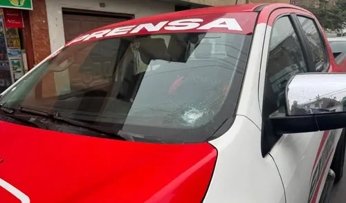 Un vehículo de prensa de Exitosa fue atacado a balazos en el Callao mientras regresaba del nuevo aeropuerto Jorge Chávez, pero sus ocupantes lograron escapar ilesos. Un vehículo de prensa de Exitosa fue atacado a balazos en el Callao mientras regresaba del nuevo aeropuerto Jorge Chávez, pero sus ocupantes lograron escapar ilesos.