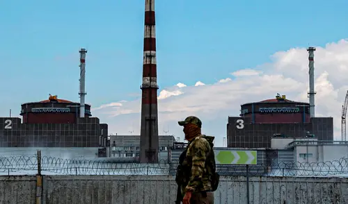 Tanto Rusia como Ucrania se culpan mutuamente de los ataques que habrían dañado las líneas de suministro eléctrico. Foto: France 24 Ucrania denuncia que Rusia desconectó la central nuclear de Zaporizhzhia de la red eléctrica ucraniana