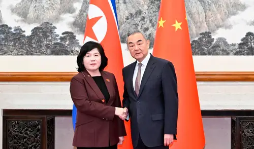 El canciller chino Wang Yi saluda a su homóloga norcoreana Choe Son-hui. Foto: Xinhua