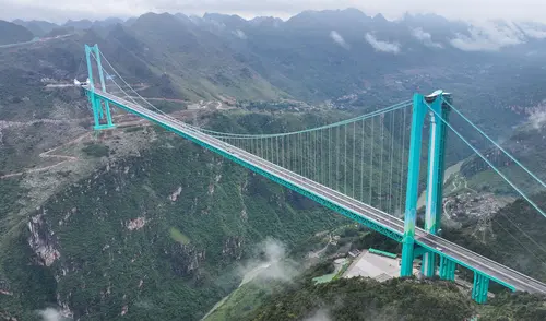 El Puente del Gran Cañón de Huajiang se ubica 625 metros sobre un río. El Puente del Gran Cañón de Huajiang se ubica 625 metros sobre un río. Foto: AFP