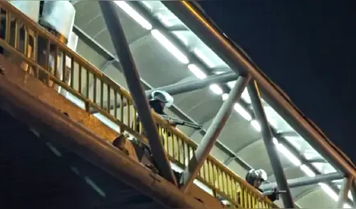 PNP disparó a manifestantes desde un puente peatonal. Foto: captura PNP disparó a manifestantes desde un puente peatonal.