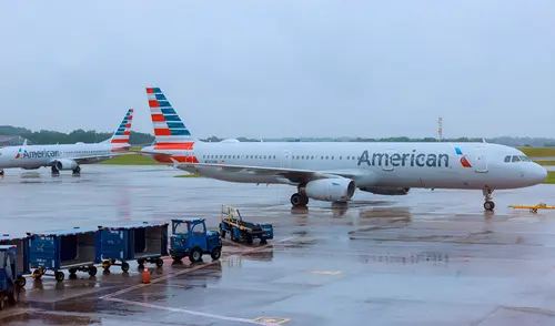 Un polizón fue hallado muerto en el tren de aterrizaje de un avión de American Airlines.