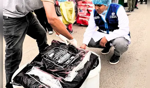 Dirigentes de ollas comunes de SJL y SJM denunciaron en julio el mal estado de las bolsas de sangre de pollo. Foto: Municipalidad de Lima.