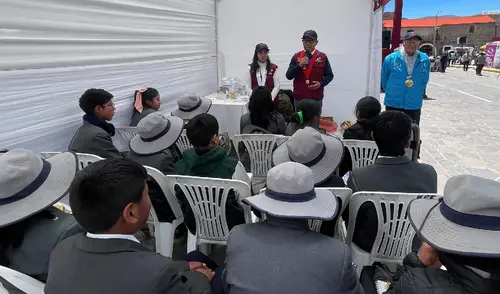 La jueza Crisley Herrera y psicólogas del área impartieron mensajes para prevenir la violencia. Fuente: Difusión.