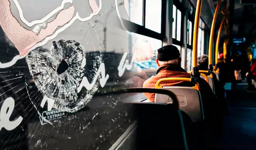 Un estudio revela que el 65% de los atentados a buses en 2025 son perpetrados por sicarios en moto. Las primeras filas y el asiento del copiloto resultan ser los lugares más peligrosos. Un estudio revela que el 65% de los atentados a buses en 2025 son perpetrados por sicarios en moto. Las primeras filas y el asiento del copiloto resultan ser los lugares más peligrosos.