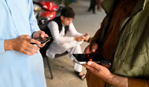 Los afganos vuelven a comunicarse, luego de que el gobierno talibán restableciera los servicios de internet y telefonía. Foto: AFP