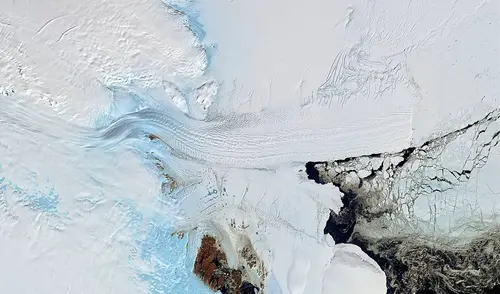 En la Antártida se encuentra el punto más profundo de la Tierra bajo el glaciar Denman. Foto: NASA En la Antártida se encuentra el punto más profundo de la Tierra bajo el glaciar Denman.