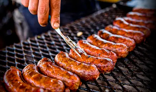 El chorizo argentino tiene sus raíces en las tradiciones culinarias de los inmigrantes europeos. Foto: Alamy El único país de Sudamérica que cuenta con una de las salchichas más ricas del mundo, según Taste Atlas