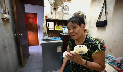 Mujer de Hong Kong en su departamento de 4.6 metros cuadrados. Foto: AFP