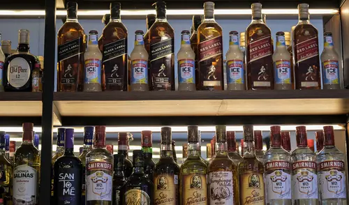 Bebidas fueron preparadas con metanol, un alcohol altamente tóxico y peligroso para el consumo humano. Bebidas fueron preparadas con metanol, un alcohol altamente tóxico y peligroso para el consumo humano. Foto: AFP