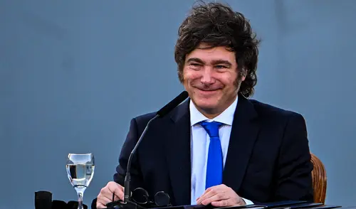 El mandatario argentino reiteró que mantendrá su programa económico y volvió a defender los resultados de su gestión. Foto: AFP. Milei asegura que la inflación "desaparece" de Argentina en 2026 y resalta apoyo de Estados Unidos