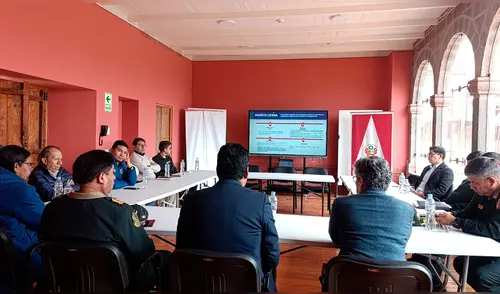 Representantes del Ministerio de Cultura se reunieron con autoridades locales tras los últimos actos discriminatorios en los partidos de fútbol. Foto: Luis Álvarez, La República Representantes del Ministerio de Cultura se reunieron con autoridades locales tras los últimos actos discriminatorios en los partidos de fútbol. Foto: Luis Álvarez, La República