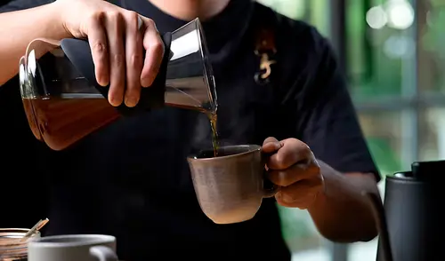Estudio revela que consumir té y café ayuda a disminuir el riesgo de contraer cáncer.