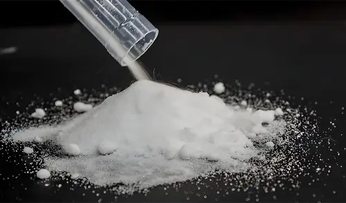 La alúmina es un material esencial en la fabricación de baterías, semiconductores y componentes para energías limpias. Foto: Christopher Hopkins La alúmina es un material esencial en la fabricación de baterías, semiconductores y componentes para energías limpias.