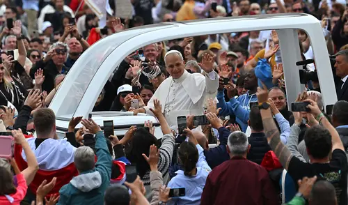 El Papa León XIV saluda a los fieles desde el papamóvil al salir de la Plaza de San Pedro del Vaticano. Foto: AFP