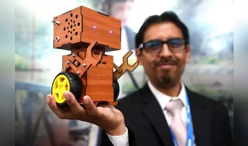 Enrique Mucha Meza del Instituto de Excelencia (IDEX)  de Junín apostó por crear un robot que funciona con inteligencia artificial para facilitar el aprendizaje de los estudiantes.