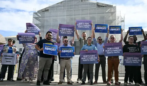 Manifestantes frente a la Corte Suprema de Estados Unidos expresan su rechazo a las terapias de conversión. Foto: AFP