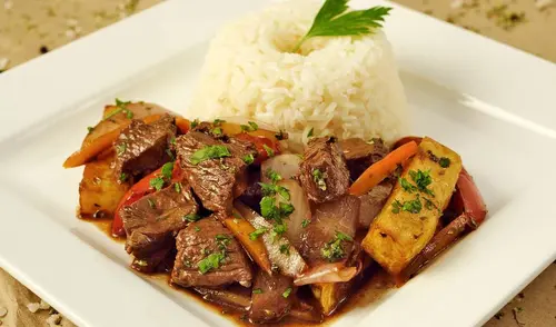 Aprende a preparar un Lomo Saltado tradicional de forma sencilla para sorprender a tu familia