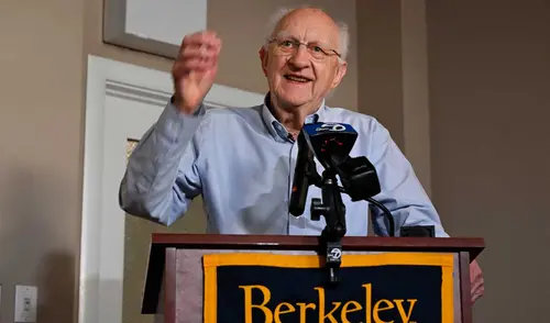 John Clarke en una conferencia de prensa para celebrar su Premio Nobel de Física. Foto: AFP