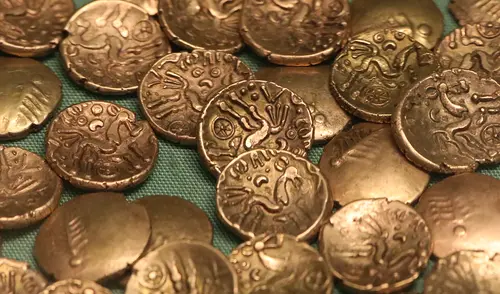 Las monedas celtas se distinguen por sus características con diseños abstractos y motivoes de animales.