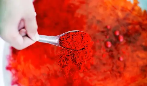 El colorante sintético rojo N.º 3, conocido como eritrosina, se usa para dar tonos brillantes a dulces, bebidas y productos de panadería. El colorante sintético rojo N.º 3, conocido como eritrosina, se usa para dar tonos brillantes a dulces, bebidas y productos de panadería.