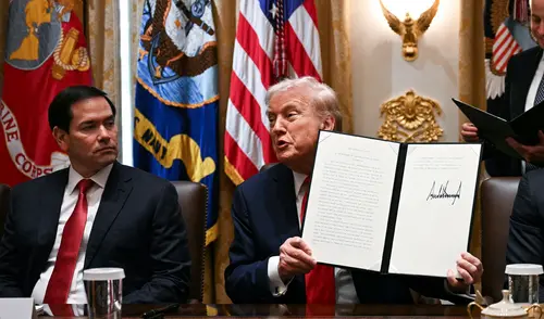 Donald Trump tras firmar la proclamación del próximo feriado por el "Día de Cristóbal Colón". Foto: AFP