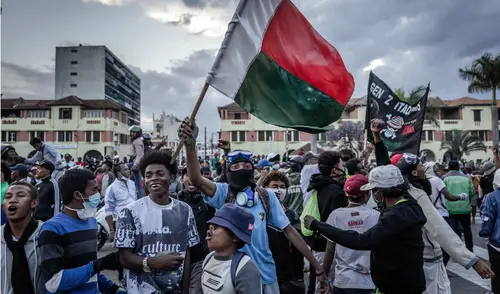 Protestas en Madagascar dejan heridos y más de 20 muertos por corrupción. Foto: AFP Protestas en Madagascar dejan heridos y más de 20 muertos por corrupción.