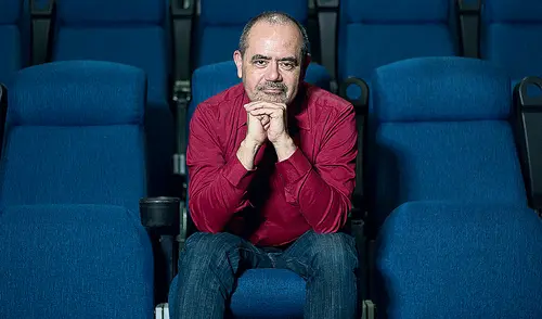 Eduardo Adrianzén escribió Dos siglos de sobremesa, obra dirigida por Gustavo López Infantas.