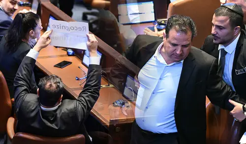 Un diputado israelí interrumpió el discurso de Trump exigiendo el reconocimiento de Palestina. Un diputado israelí interrumpió el discurso de Trump exigiendo el reconocimiento de Palestina.