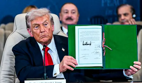 Antes de estampar su firma, Trump reiteró con firmeza su confianza en el cumplimiento del pacto al afirmar dos veces: “Se va a cumplir”. Foto: AFP. Donald Trump firmó el acuerdo entre Israel y Hamas para el alto el fuego en Gaza durante cumbre internacional en Egipto