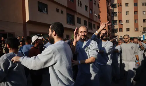 Palestinos liberados por Israel llegando al hospital Nasser en Khan Yunis para ser examinados. Palestinos liberados por Israel llegando al hospital Nasser en Khan Yunis para ser examinados. Foto: AFP