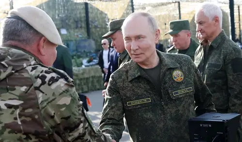 Vladimir Putin recorriendo una exhibición de equipo militar. Foto: AFP/Referencial