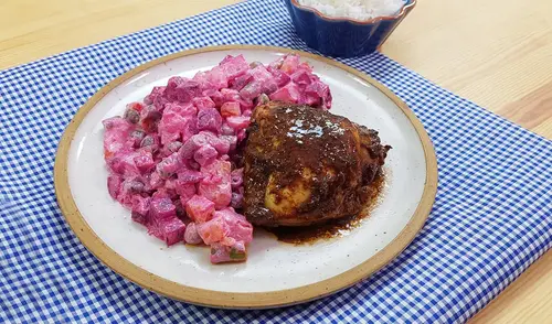 Menú del día: Esta es la forma más práctica de preparar pollo al horno con ensalada rusa en casa