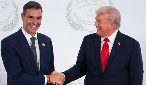 Pedro Sánchez saludando a Donald Trump durante la cumbre sobre Gaza que se celebró recientemente en Egipto. Pedro Sánchez saludando a Donald Trump durante la cumbre sobre Gaza que se celebró recientemente en Egipto. Foto: AFP