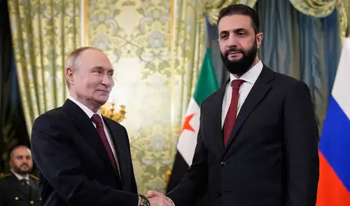 Vladimir Putin junto a Ahmed al-Sharaa, nuevo presidente de Siria tras la caida de Bashar al Asad. Foto: AFP