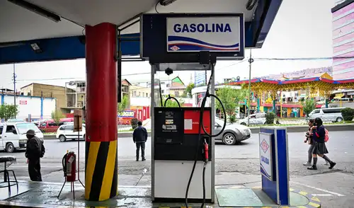 Escasez de combustible en Bolivia afecta a miles de personas. Foto: AFP