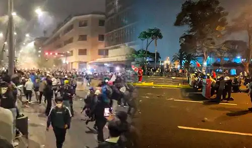 Policía saca su arma durante manifestaciones y amenaza con disparar