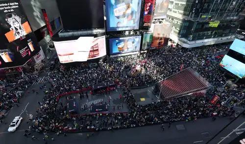 Personas se reúnen en Times Square durante una jornada nacional de protesta 'No a los Reyes', en Nueva York. Personas se reúnen en Times Square durante una jornada nacional de protesta 'No a los Reyes', en Nueva York. Foto: AFP