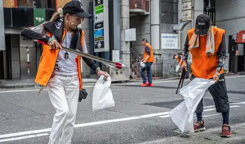 Mako Nishimura recoge desechos junto a otros exdelincuentes como parte de su actividad mensual de limpieza. Mako Nishimura recoge desechos junto a otros exdelincuentes como parte de su actividad mensual de limpieza. Foto: AFP