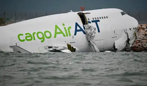 Avión de carga se despista tras chocar contra auto y cae al mar en Hong Kong.