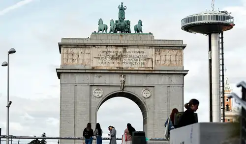 El Arco de la Victoria fue construido por orden de Francisco Franco para celebrar la victoria de sus tropas en la guerra civil española. Foto: AFP