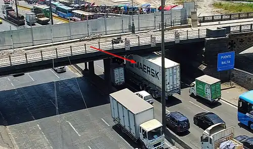 Camión queda atorado debajo del puente Balta en Evitamiento