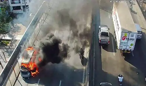 Vehículo se incendia en Via Evitamiento